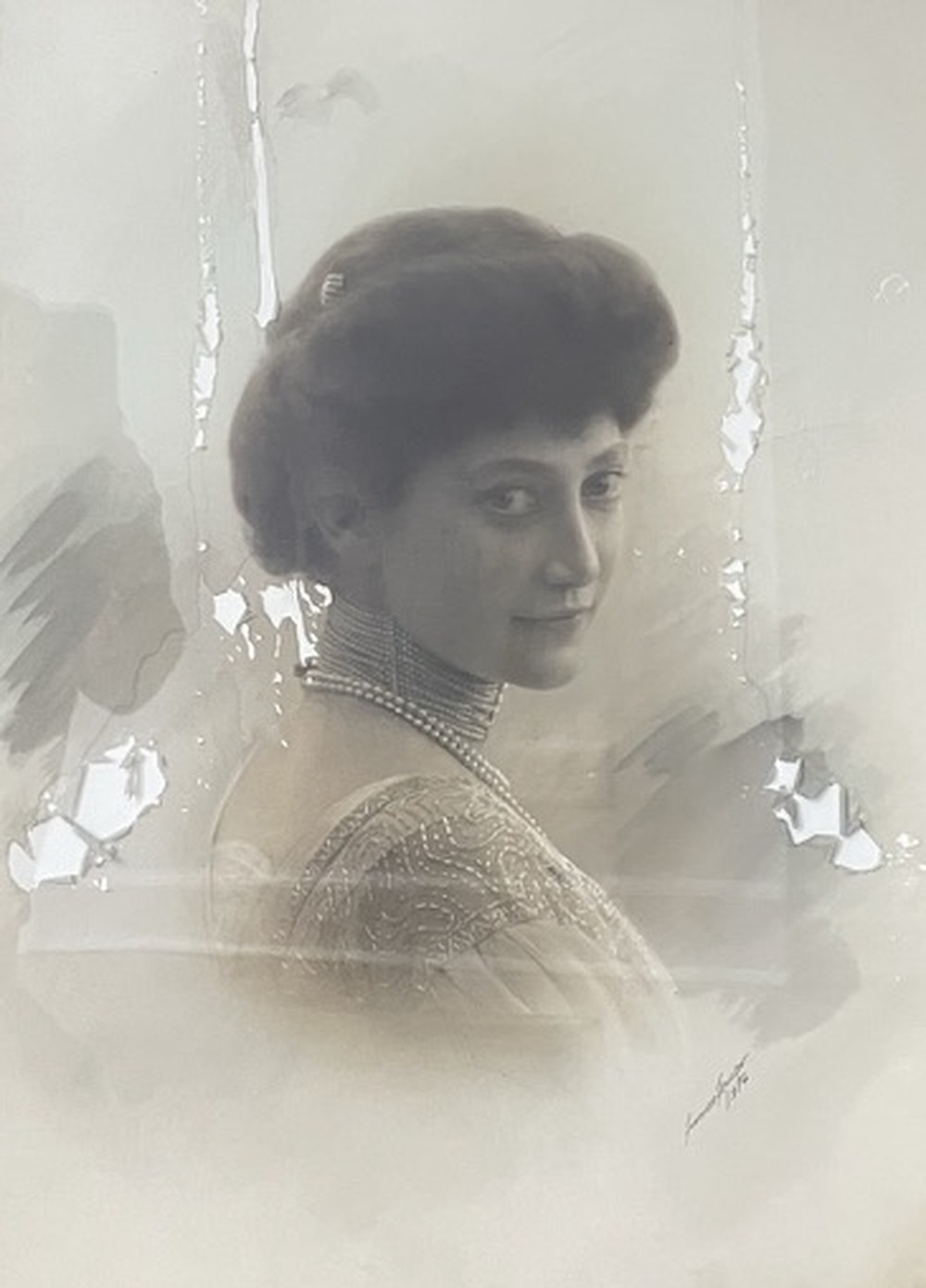 Interpretation of Princess Thyra: a young woman with a pearl collar seen over her shoulder, freely drawn and image-treated